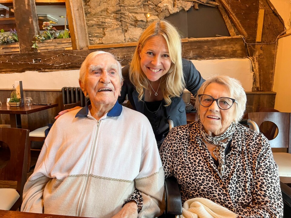 KRIGSSEILEREN: – Her hilser jeg på Oscar og June Anderson, forteller Gry.