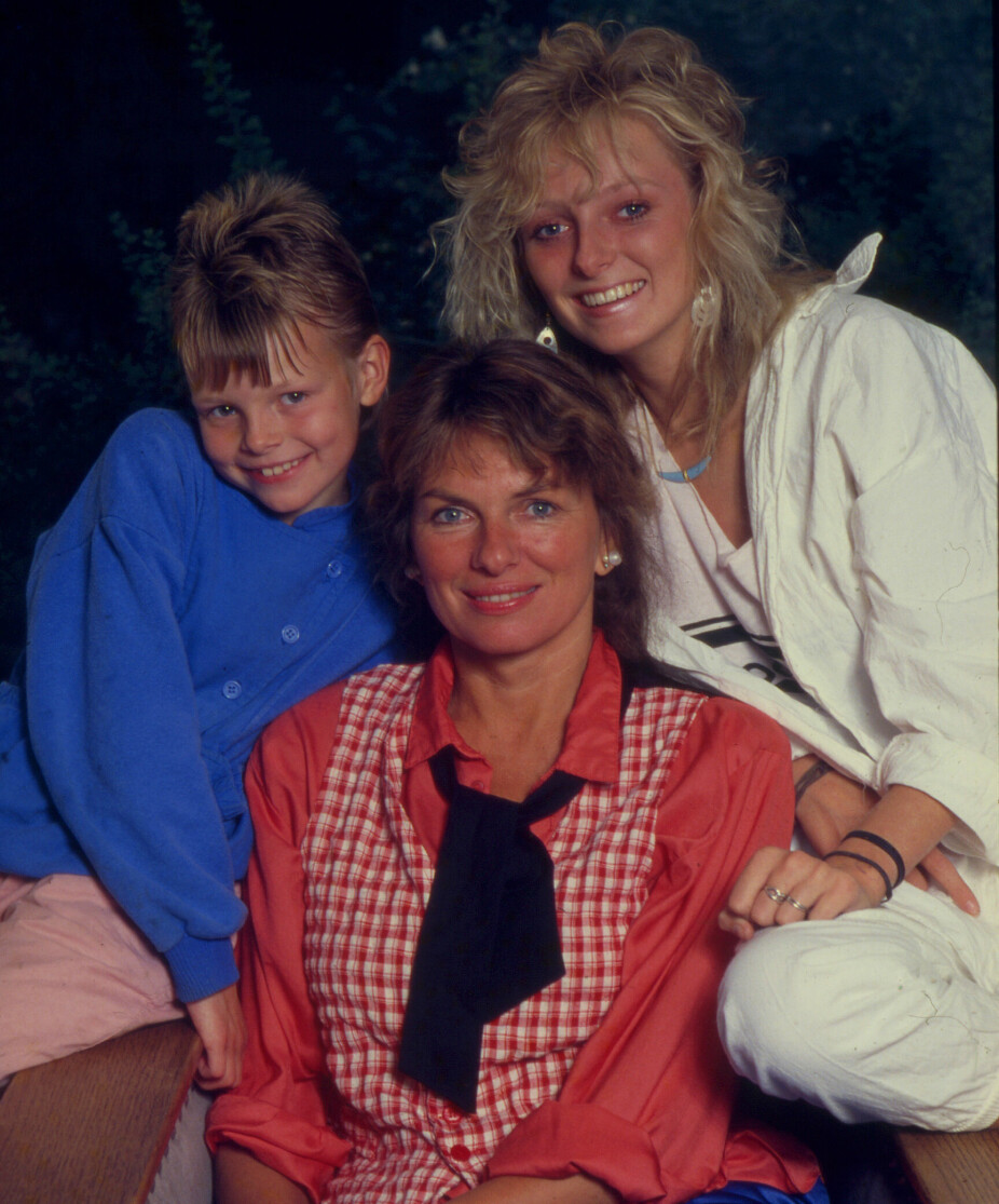 <b>TETT:</b> Julie Ege sammen med døtrene Ella og Joanna.