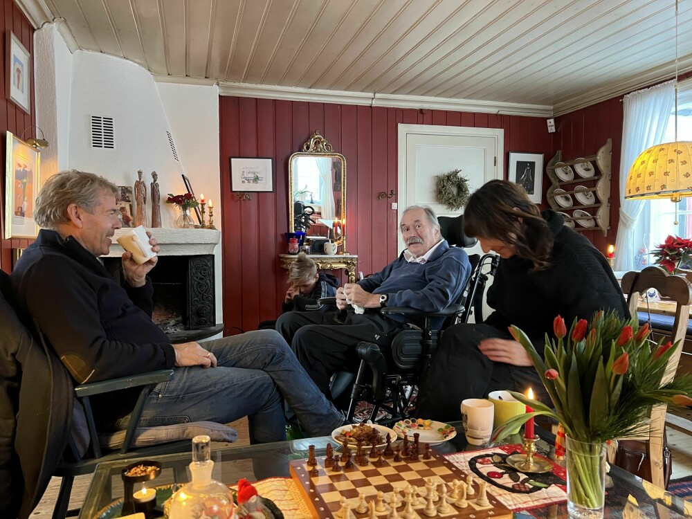 <b>DEN GODE SAMTALEN:</b> Her er Per Arne Dahl, nær kamerat og tidligere biskop, og Pia som er datteren til Johan, hjemme hos Johan på Kaggestad gård i Modum før jul i fjor.