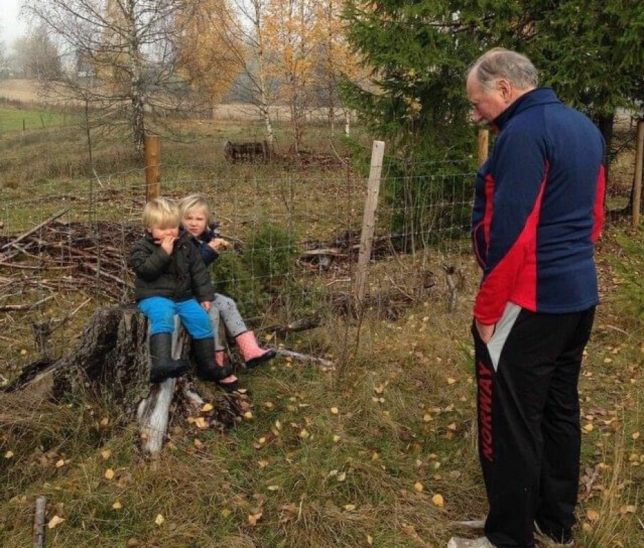 <b>FRILUFTSLIV:</b> Johan har alltid vært en trofast venn av naturen. Her er han på skogstur med barnebarna Liam og Nathalia, som er barna til Mads, i nærheten av Kaggestad gård for noen år siden. 