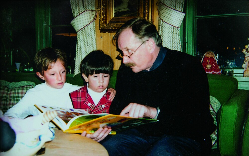 <b>GLAD I SPORT:</b> Her leser Johan for barnebarna Arild og Christian da de var mindre. Arild har spilt hockey, mens Christian har gjort det godt som syklist i Frankrike.