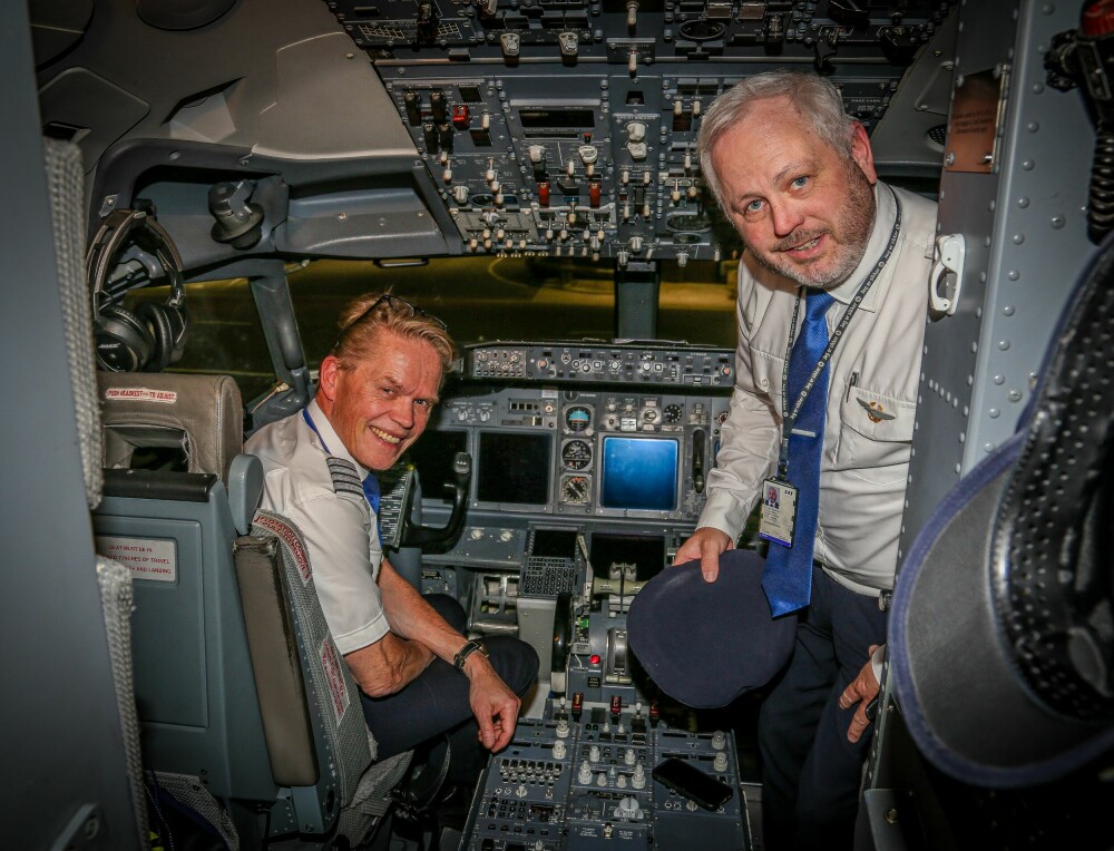 <b>VEMOD:</b> Kaptein Peer Bell (t.v.) og styrmann Morten Engstrøm har nettopp parkert Braathens siste fly for godt.