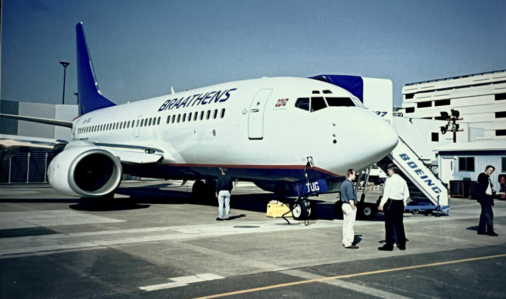 <b>GLADE DAGER:</b> Her står LN-TUG klar å fly til Norge fra Boeing-fabrikken i Seattle. Kalenderen viste april 1999.