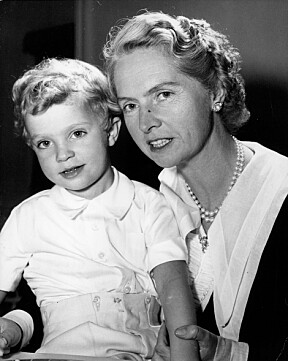 <b>KONGEMAMMA:</b> Kronprins Carl Gustaf av Sverige i 1952 sammen med sin tyskfødte mor, prinsesse Sibylla.
