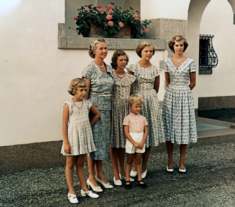 <b>ENSLIG MOR:</b> Prinsesse Sibylla ble enke tidlig og måtte selv ta vare på sine fem barn; prinsesse Christina, prinsesse Désirée, kronprins Carl Gustaf, prinsesse Birgitta og prinsesse Margaretha. Bildet er fra ca. 1950.
