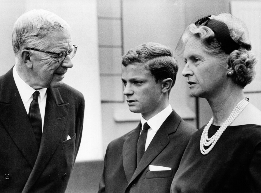 <b>KONFIRMANT:</b> Kronprins Carl Gustaf med bestefar, kong Gustaf VI Adolf, og mamma, prinsesse Sibylla, på konfirmasjonsdagen i 1962. 