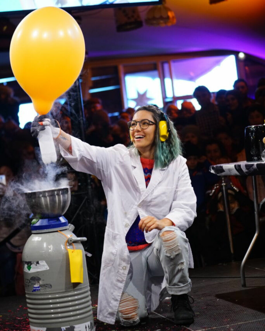 <b>UREDD:</b> Selda reiser landet rundt med sitt show «Seldas Lab». Her tester hun ut hvor høyt en ballong sprenger som blåses opp av flytende nitrogen. 