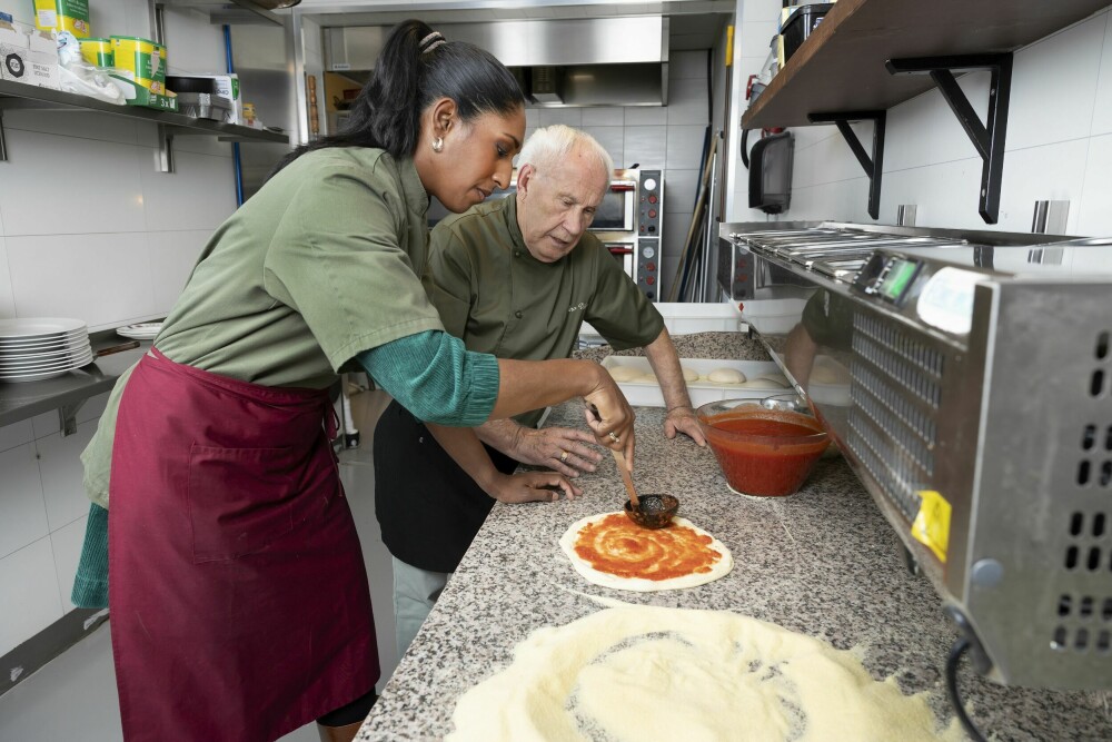<b>EN MESTER: </b>Gino, som har passert 80 år, gir Siri gode råd på veien mot den perfekte pizza.