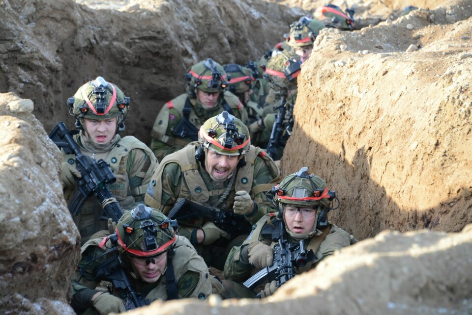 RYDDING: Har man først etablert fotfeste i fiendens stillingsområde, må ryddingen fortsette uten tap av tid, lyder instruksen.