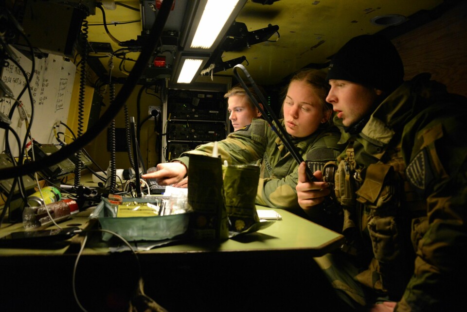 BELTEVOGN: Ingeniørkadett Åshild Vatne oppdaterer kartet. – Ingenting kan løses helt med teknologi, som vi ser i Europa. Det er på bakken det avgjøres.