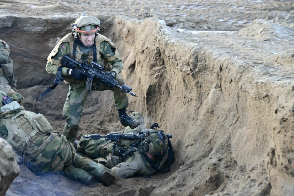 HOPPER OVER LIK: De drepte må vente med å reise seg til de får klarsignal av stridsdommer. Inntrengerne ble møtt med sperreild.