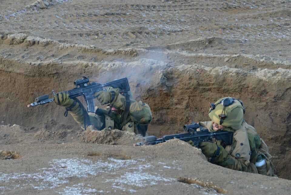 HØY RIFLE: Soldaten til venstre holder rifla feil både med tanke på skyteteknikk og sikkerhet, sier en instruktør ved Hærens våpenskole som ber om å bli sitert anonymt.
