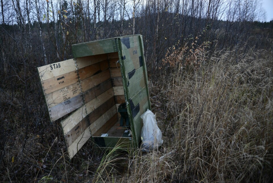 INGENIØR-DASS: Man måtte lene seg mot venstre side for at ikke bua skulle velte. BC er et bærbart toalett der man gjør fra seg i en plastpose som knyttes sammen og legges i en søppelpose.