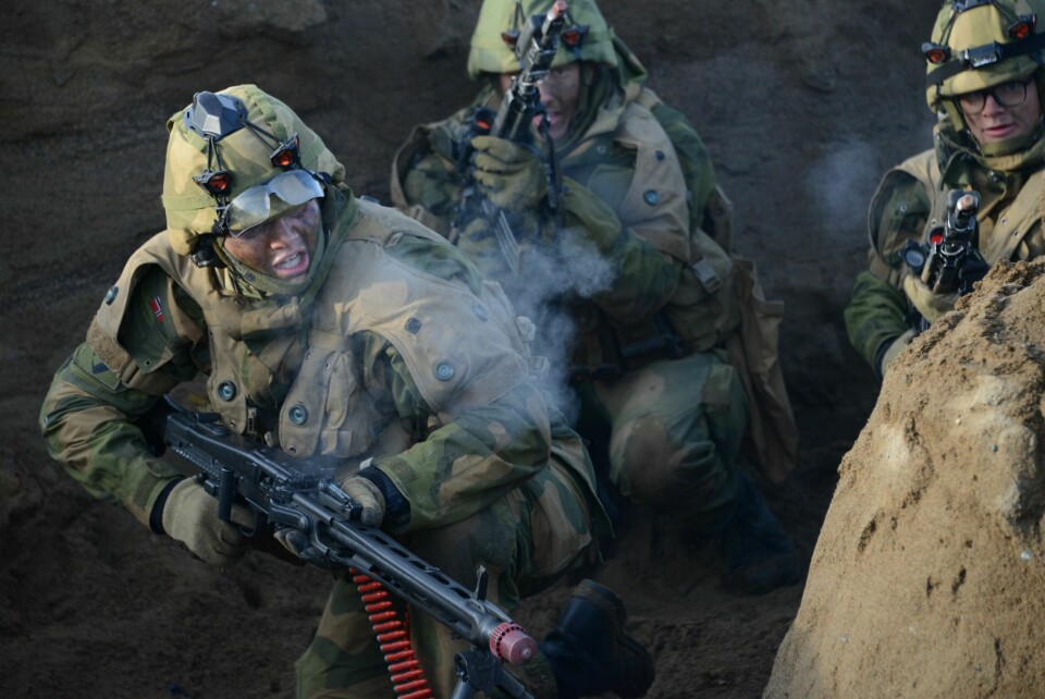 UNDER KANTEN: Ryddende styrke holder i utgangspunktet alltid hodet under kanten på skyttergropen under ryddingen, ifølge Håndbok for fotlaget.