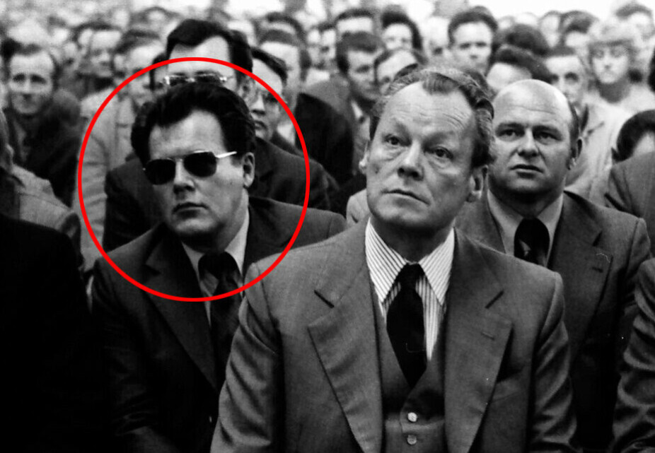 SPIONEN I SKYGGEN: Til venstre for Bundeskanzler Willy Brandt (i stripete skjorte), iført solbriller og vidåpne ører, satt Günter Guillaume. Offisielt: Brandts personlige sekretær og rådgiver. I virkeligheten: Spion for DDR.