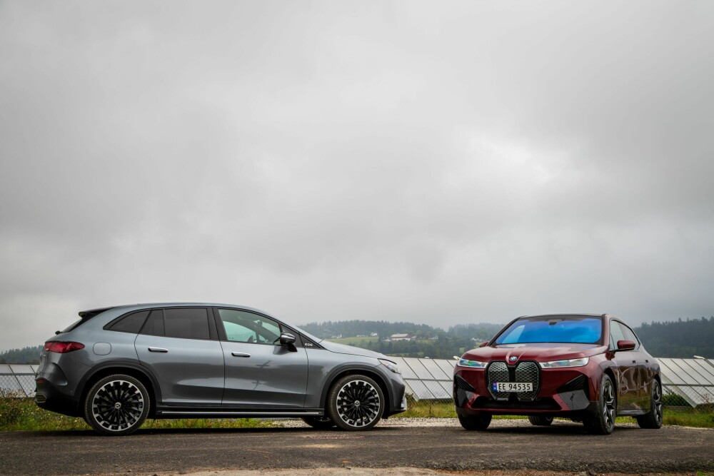 <b>EN HERLIG BATALJE:</b> Mercedes EQE SUV (til venstre) og BMW iX byr på mange bilmessige godbiter i duellen om testseieren. 