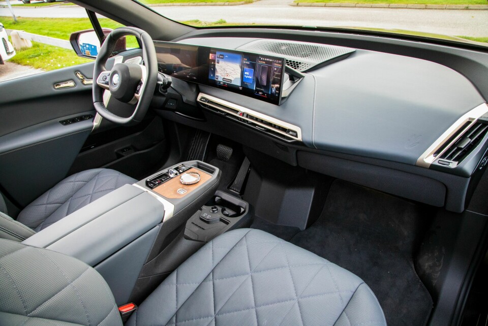 BMW: Åpent felt i midtkonsollet og flatt gulv mellom de to plassen foran. Bred skjerm i midten.