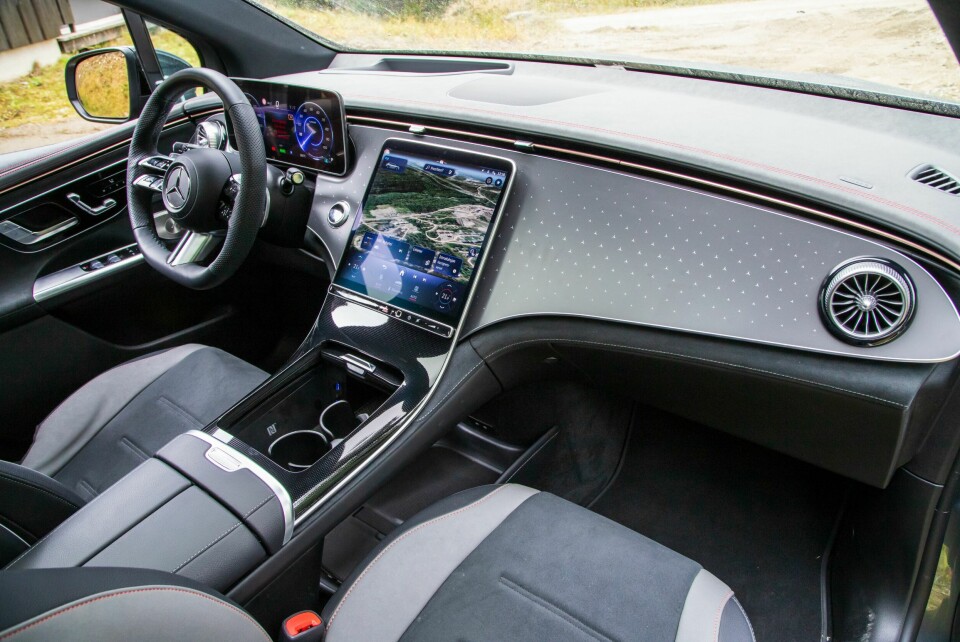 MERCEDES: Høy konsoll skiller tydelig mellom forsetene. Skjerm i høydeformat i midten.