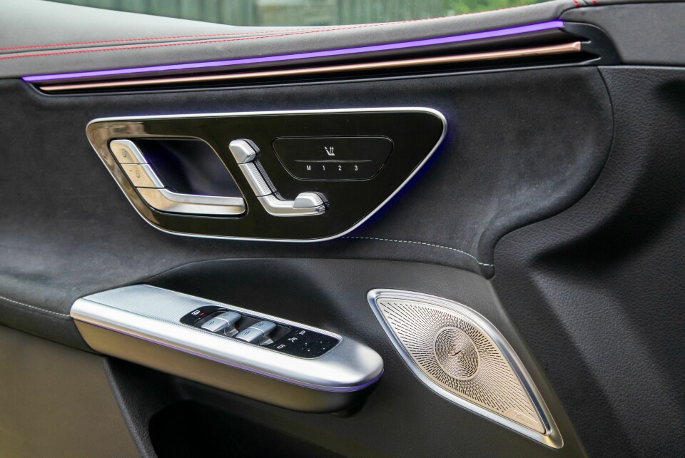 MERCEDES: Tradisjonell stil i dørbetjeningen, LED-lys med mange innstillingsmuligheter preger interiøret.