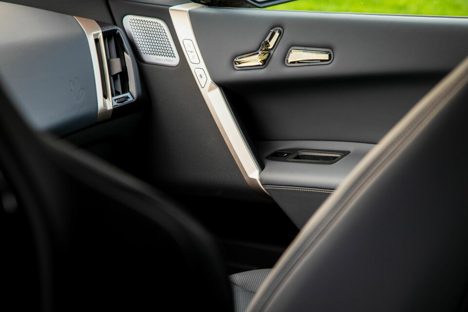 BMW: Lett bling-aktig utsmykning og betjening. Ikke bare i døra, men også i resten av interiøret.