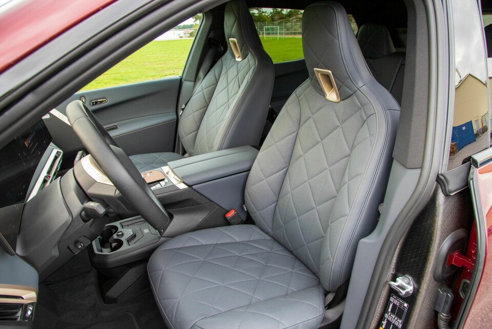 BMW: Lite som minner om det tradisjonelle sportsinteriøret i en BMW her. Ikke alle liker utformingen av nakkestøttene.