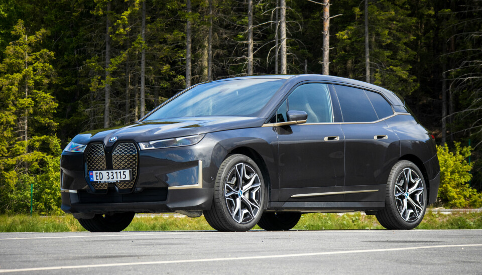 BMW: iX-modellen har mange kanter som bryter opp linjene i karosseriet.