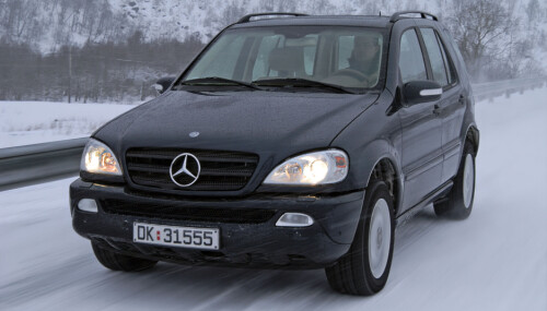 Mercedes: M-klasse dukket opp som første luksus-SUV i 1997. Her fra samme test i 2003.