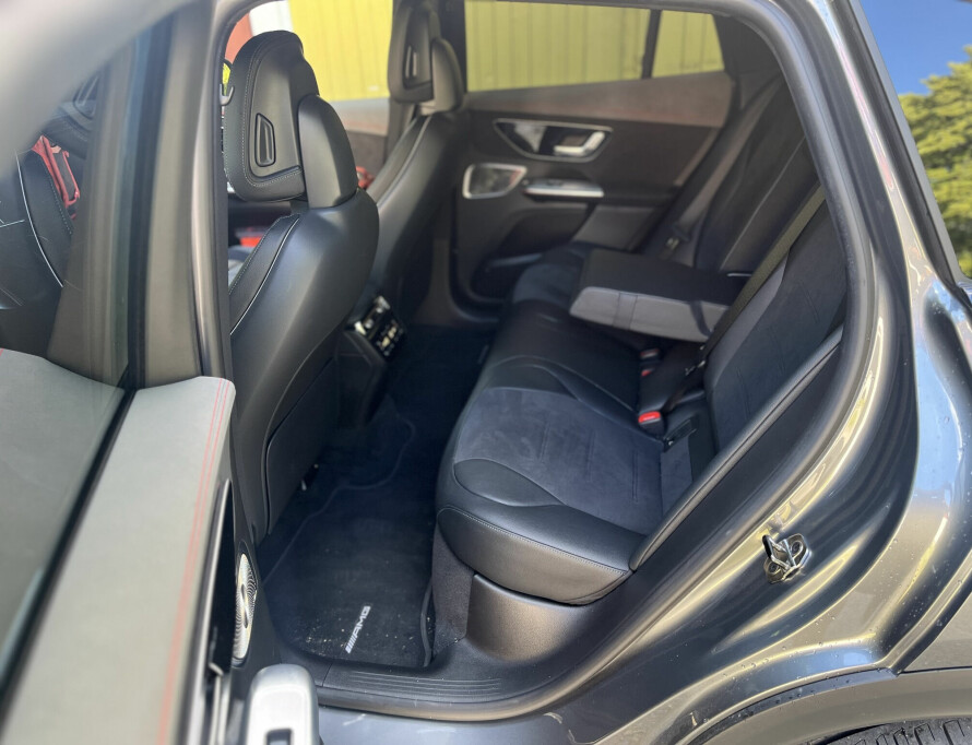 MERCEDES: Topp sittekomfort også i baksetet.
