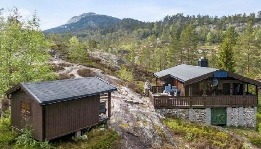 HYTTE UTEN STRØM: Nina og Jan Oddvar bestemte seg for å kjøpe en hytte uten vann og strøm, fordi det var innenfor deres budsjett. De likte spesielt omgivelsene, der det er god avstand fra andre hytter og vakker utsikt.