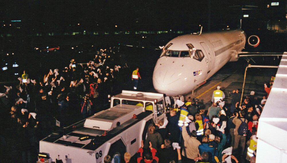 SISTE PUSHBACK: Et hav av flyplass­ansatte var møtt frem for å vinke farvel da «Hake Viking» tok av som siste rutefly på Oslo Lufthavn Fornebu.