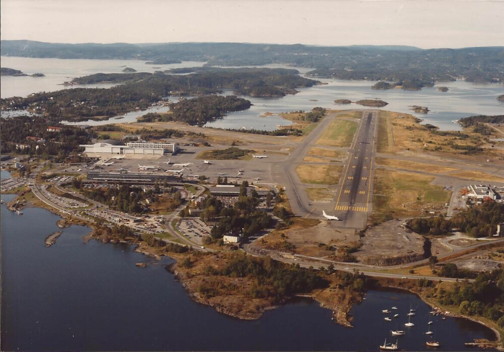 <b>FLYPLASSIDYLL:</b> Fornebu flyplass lå vakkert til blant øyene i Asker- og Bærumsskjærgården, bare ti minutters kjøring fra Oslo sentrum. Bildet er tatt før den siste utvidelsen av terminalbygget.