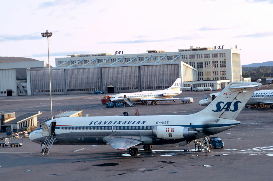 <b>FLYPLASS MED SJEL:</b> Stemningsbilde fra flyoppstillingsplassen i 1972, før Fornebu ble sprengt av antallet flyavganger.