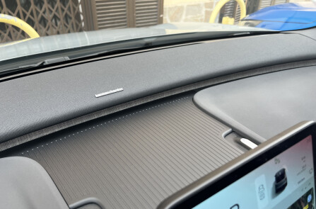 Sparetriks: En lydplanke på toppen av dashbordet er EX30s eneste høyttaler. Det reduserer mengden ledninger og materiale i bilen, og gjør den rimeligere å produsere.