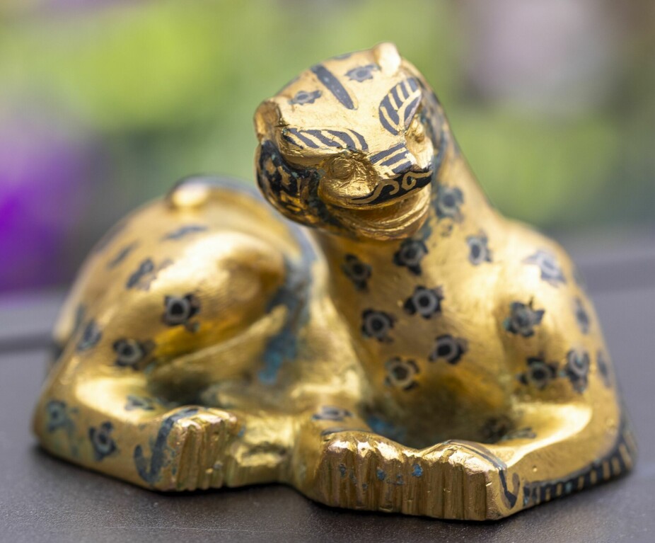 <b>KATTEDYR:</b> Anne Grosvold har trodd at den lille figuren representerer en tiger. Men undersøkelser viser at den er modellert over en leopardfigur tilvirket under Han-dynastiet for nesten 2100 år siden.