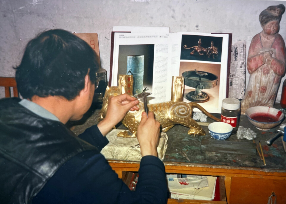 HØYT NIVÅ: Anne Grosvold kom over den lille figuren på Beijing Antique Factory No.1, hvor svært kompetente håndverkere gjenskapte kinesiske kulturskatter.