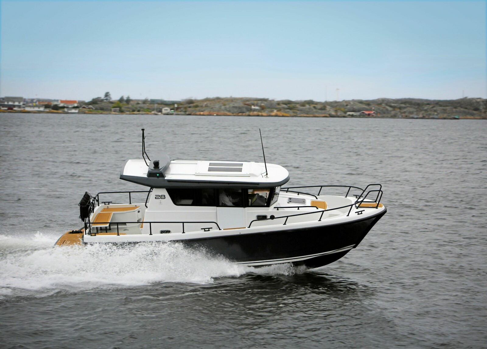 <b>TØFFING:</b> Sargo 28 virker god i sjøen og er ekstra tøff i Explorer-versjon, med blant annet grått skrog og svarte rekker. 
