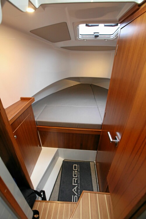 <b>KABIN:</b> I forhold til båttypen er det bra plass i bauglugaren. Fint med separat toalettrom. 