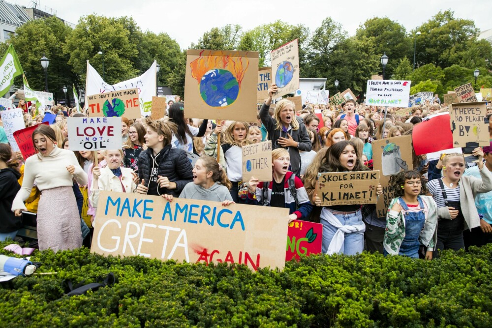 <b>UGYLDIG FRAVÆR:</b> 30. august 2019 møtte tusenvis av skole-elever opp foran Stortinget i skoletiden for å brøle for klimaet. Arrangørene var beveget, men politikerne lot seg ikke bevege i samme grad.