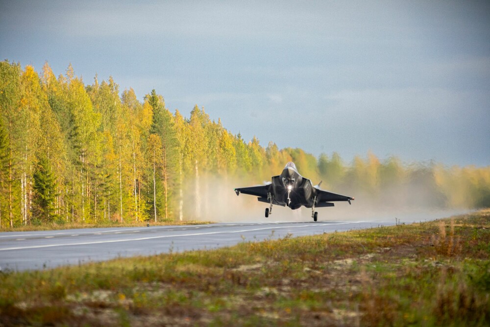 <b>HISTORISK:</b> Torsdag 21. september landet to norske F-35A på landeveien i de dype skoger i De tusen sjøers land.