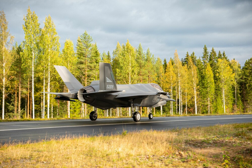 <b>TRENING:</b> Evnen til å kunne bruke motorveier som flyplass kan gjøre de norske F-35A-kampflyene mindre sårbare i strid. 