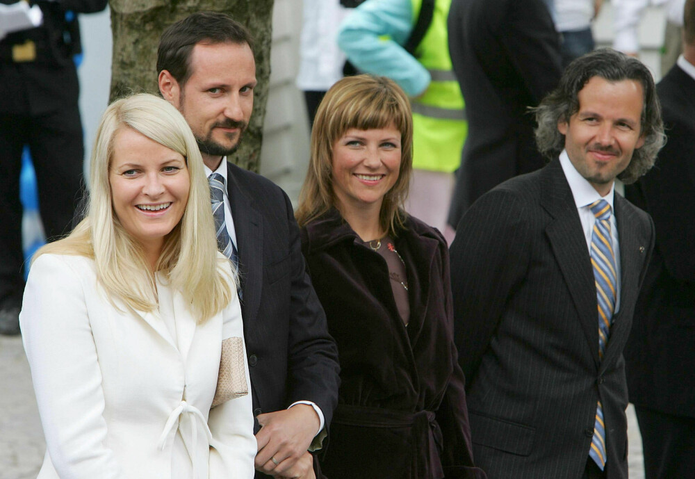 <b>KONGELIG TEAM:</b> Kronprinsesse Mette-Marit, kronprins Haakon, prinsesse Märtha og Ari Behn under feiringen av dronning Sonjas 70-årsjubileum. <b>KONGELIG TEAM:</b> Kronprinsesse Mette-Marit, kronprins Haakon, prinsesse Märtha og Ari Behn under feiringen av dronning Sonjas 70-årsjubileum.