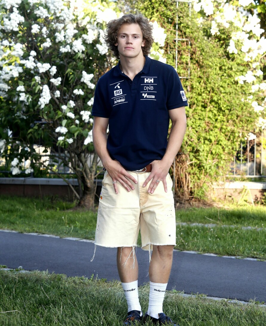 EKSPERIMENTELL: Lucas Braathen liker å eksperimentere med mote og tilbehør og han kan få selv et kjedelig sponsorantrekk til å se kult ut.