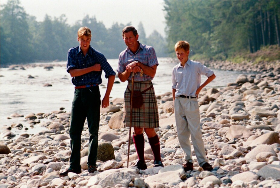 <b>SOMMER I SKOTTLAND:</b> 12. august 1997 poserte prins Charles med sønnene ved bredden av elven Dee. Trioen var på sommerferie på Balmoral Castle i Skottland. På bildet fra «The Crown» kan man se at de tre skuespillerne er kledd i samme type klær som prinsene hadde på seg i 1997.