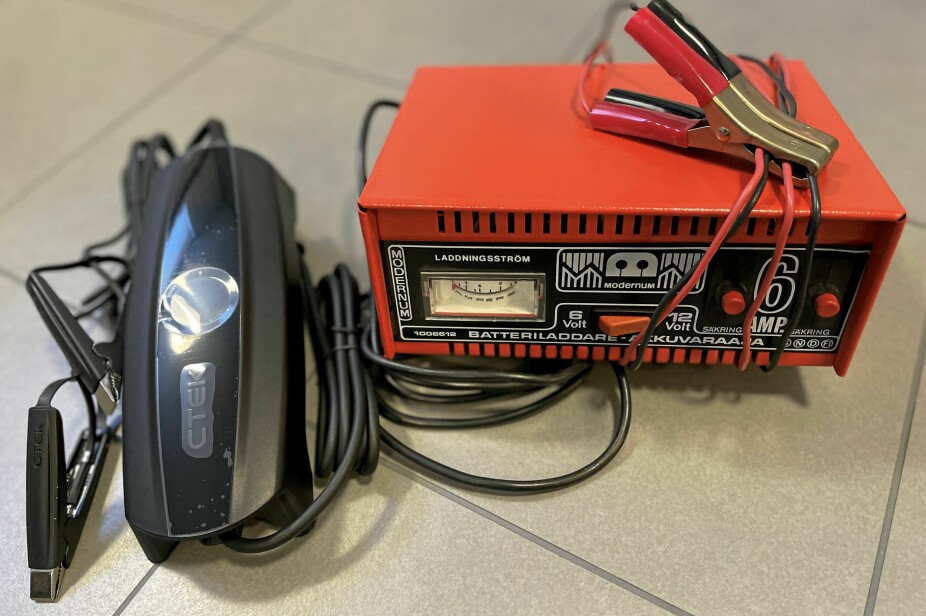 <b>BATTERILADER:</b> Mange husker vel den oransje batteriladeren fra 80-tallet. Nye modeller er mindre og kan settes på uten at man må passe på underveis i ladeprosessen. 