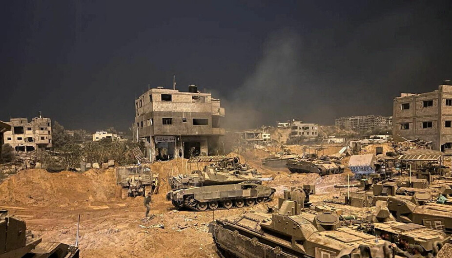 <b>OMRINGER GAZA BY: </b>Bildet skal vise israelske stridsvogner inne i Gaza, like utenfor sentrum av Gaza by