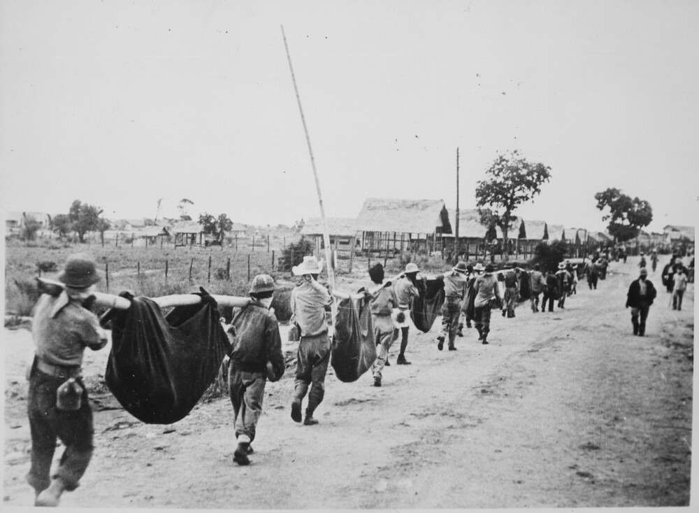 <b>SLAGET TAPT:</b> Amerikanske soldater bærer falne kamerater med seg til fangeleiren etter Filippinenes fall våren 1942. 