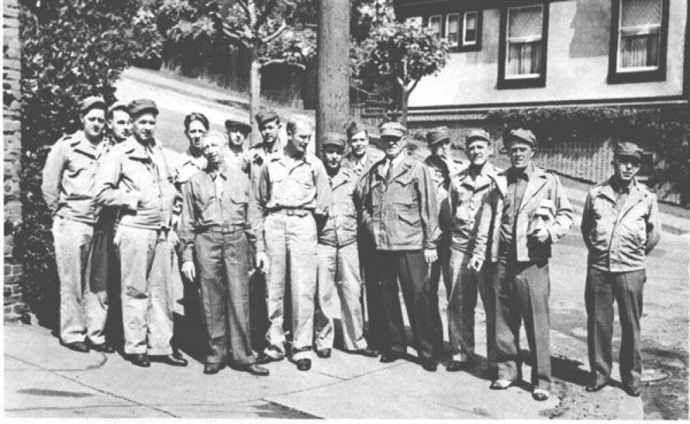 <b>FANGENSKAP:</b> Brynjolv Baardson og Jens Kristian Jensen meldte seg frivillig til den amerikanske hæren, men de fleste av mannskapet på arendalskuta «Ravnaas» satt i fangenskap på Filippinene til øyene ble befridd i 1945. Én døde der. Bildet er fra mannskapets ankomst til San Francisco. 
