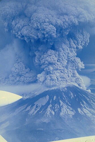 <b>ENORME KREFTER:</b> Utbruddet sprengte bort toppen av Mount St. Helens og førte til et gigantisk skred på nordsiden av fjellet.