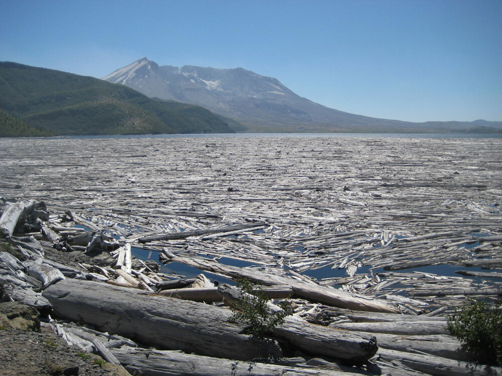 <b>2012:</b> Slik så Spirit Lake ut så sent som i 2012. Toppen av Mount St. Helens ble sprengt vekk i eksplosjonen og fjellet endret fullstendig karakter.