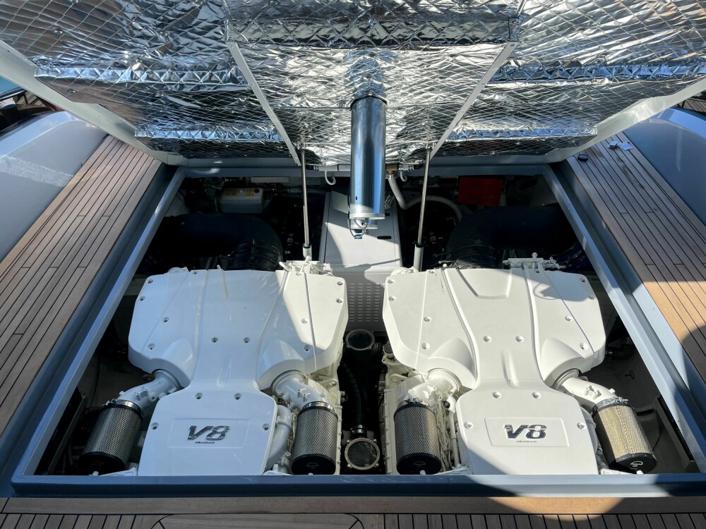 <b>KRAFTPAKKER:</b> To V8 dieselmotorer fra MAN driver hver sin vannjet.